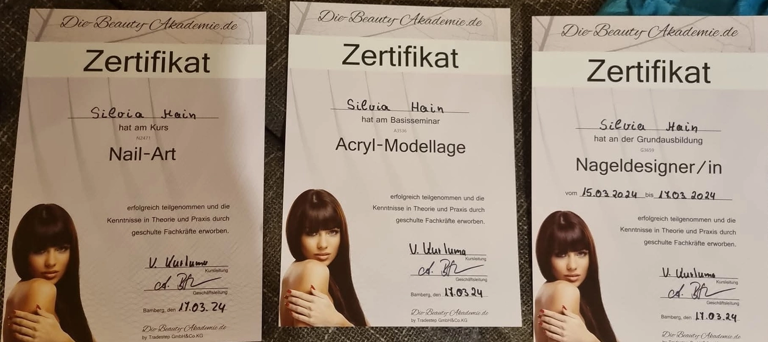 Nagelstudio Hain - Nageldesign - Nagelstudio Hain - Nageldesign - Silvias sitzt im Nagelstudio und arbeitet an den Nägeln einer Kundin