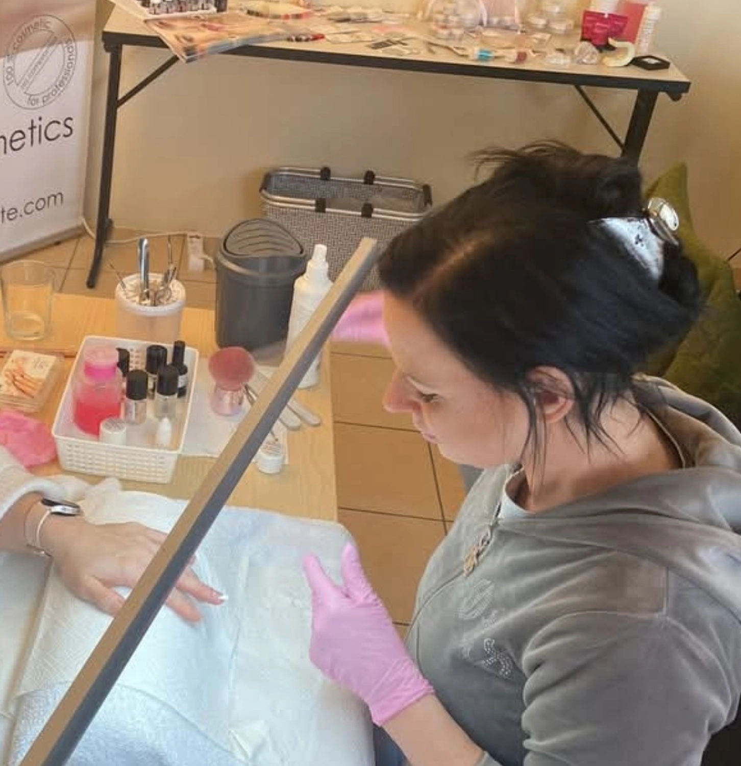 Nagelstudio Hain - Nageldesign - Silvias sitzt im Nagelstudio und arbeitet an den Nägeln einer Kundin