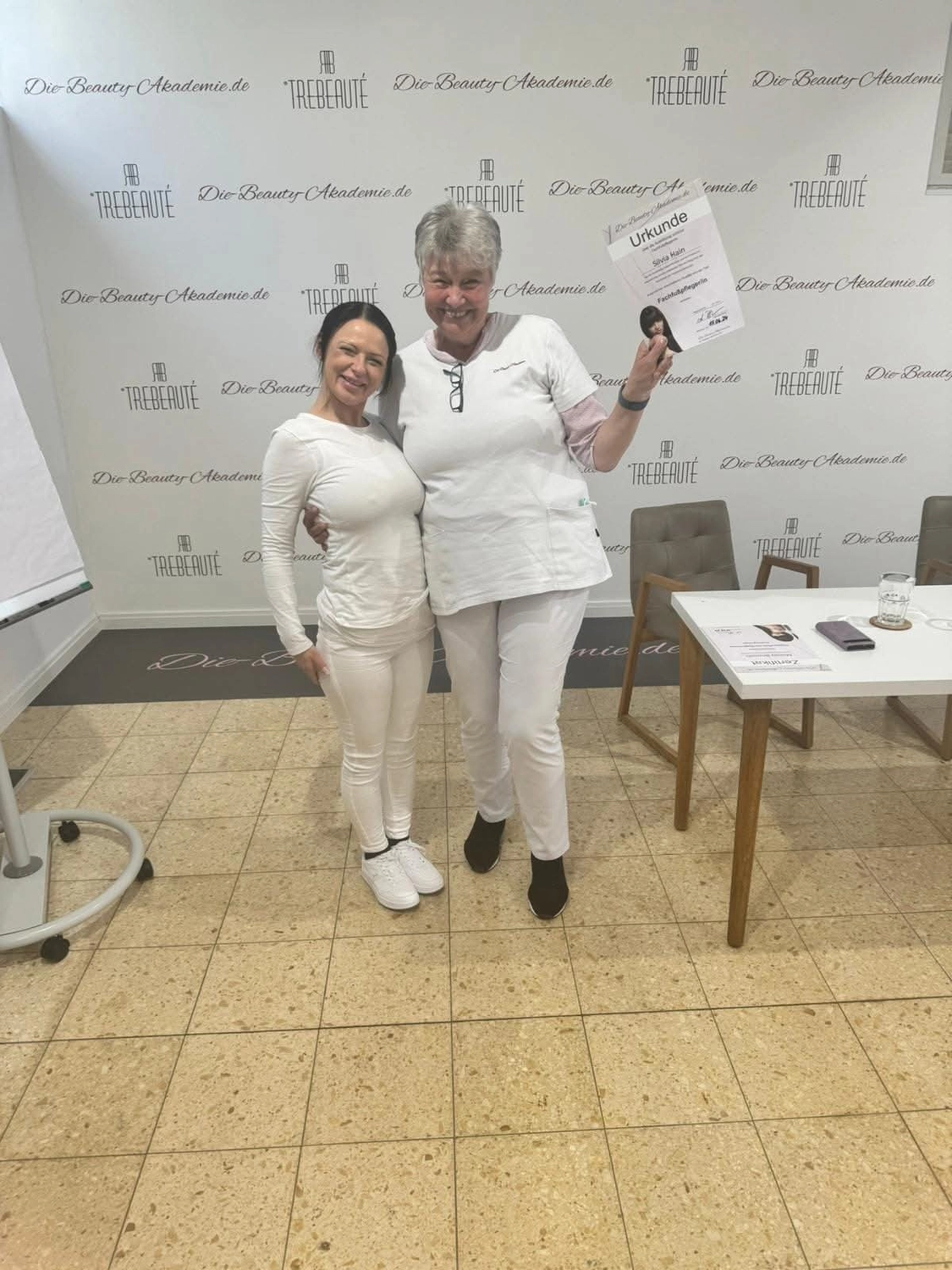 Nagelstudio Hain - Nageldesign - Silvia mit einer Frau